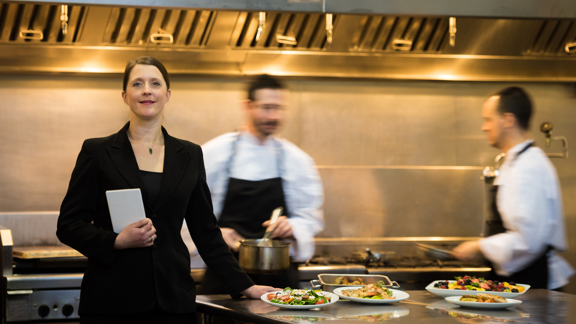 gestore di un’attività ristorativa che ottimizza la gestione ristorante grazie al monitoraggio delle fatture&nbsp;